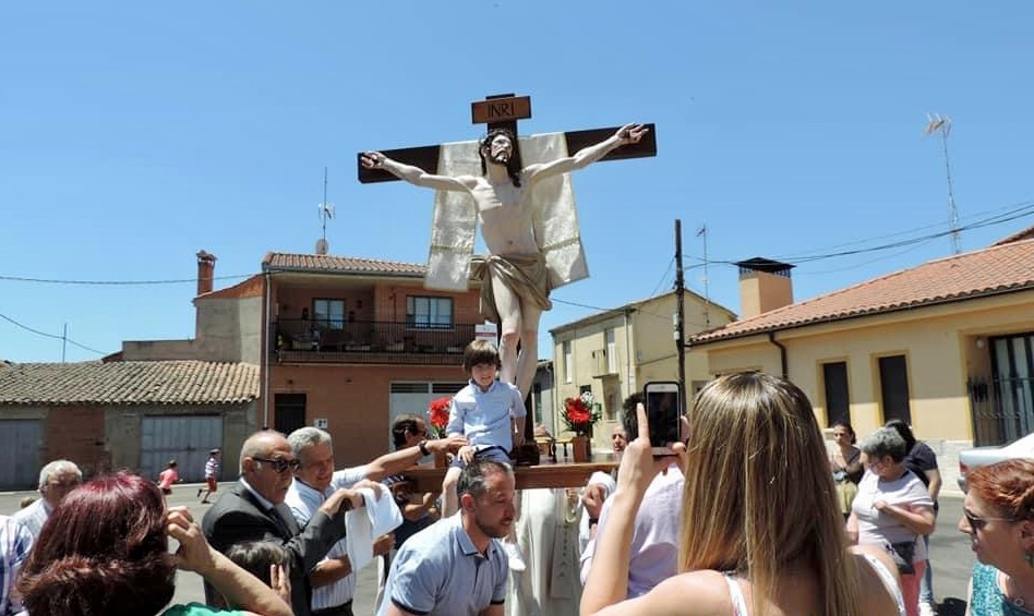 Aldearrubia se echa a las calles para vivir las fiestas de la Ascensión y arropar la procesión del Santísimo Cristo de la Esperanza