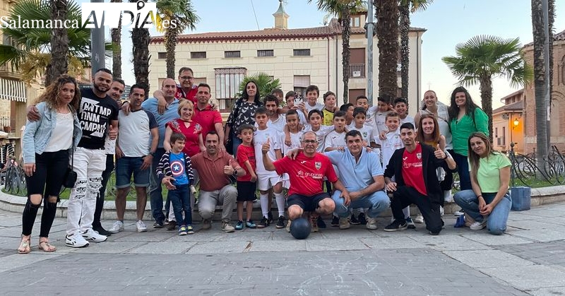 El equipo benjamín del Alba de Tormes CF recibe su trofeo de campeón
