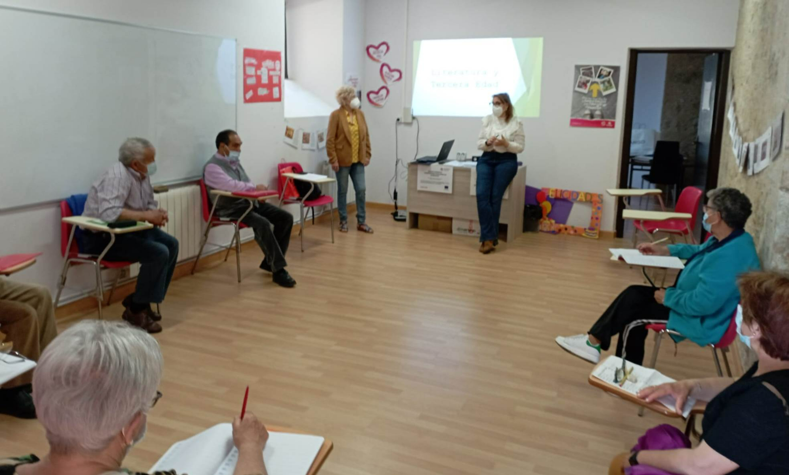 Los usuarios del Servicio de Mayores de Cáritas participan en una actividad sobre literatura