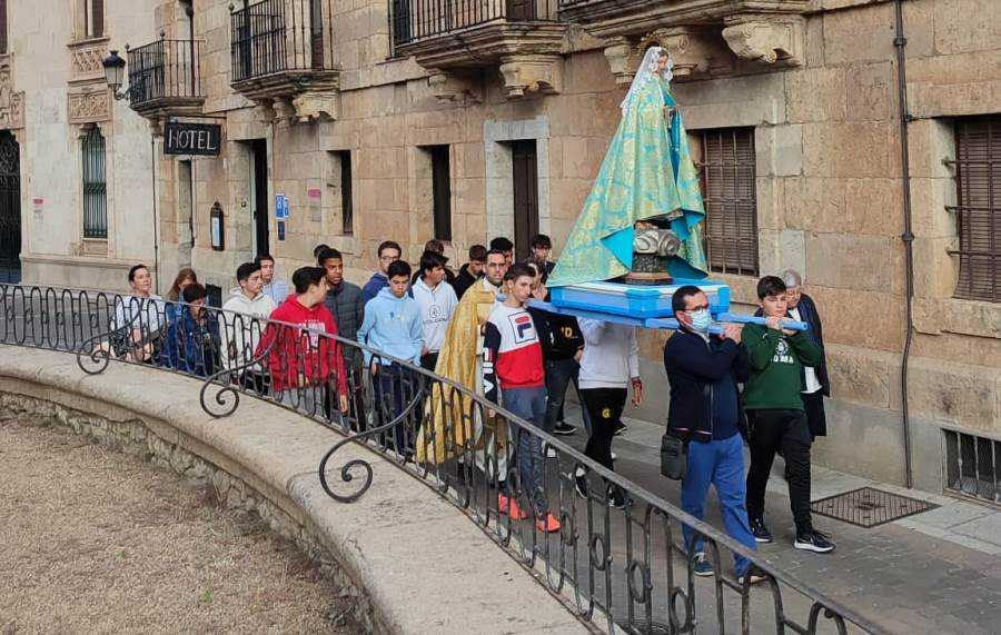 Los alumnos del Seminario rezan por las calles el Rosario de la Aurora