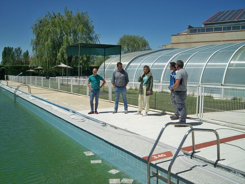 Comienza la puesta a punto de la piscina municipal de Santa Marta 