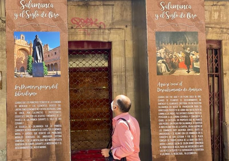 Vinilos decorativos en el centro de la ciudad para promocionar el Siglo de Oro 