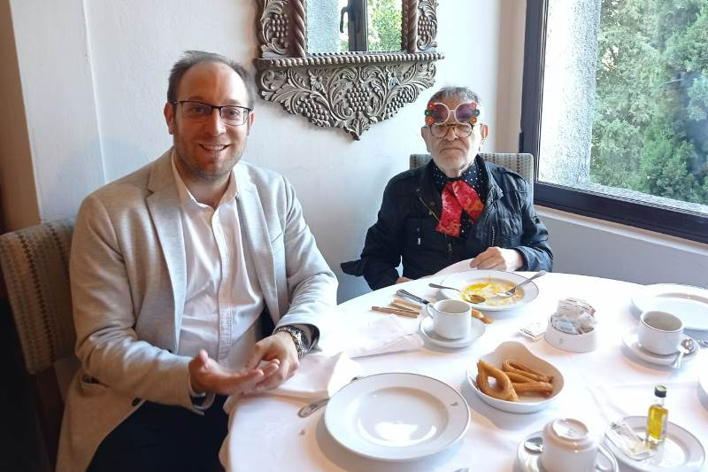 Fernando Arrabal realiza una visita exprés a Ciudad Rodrigo para evocar recuerdos