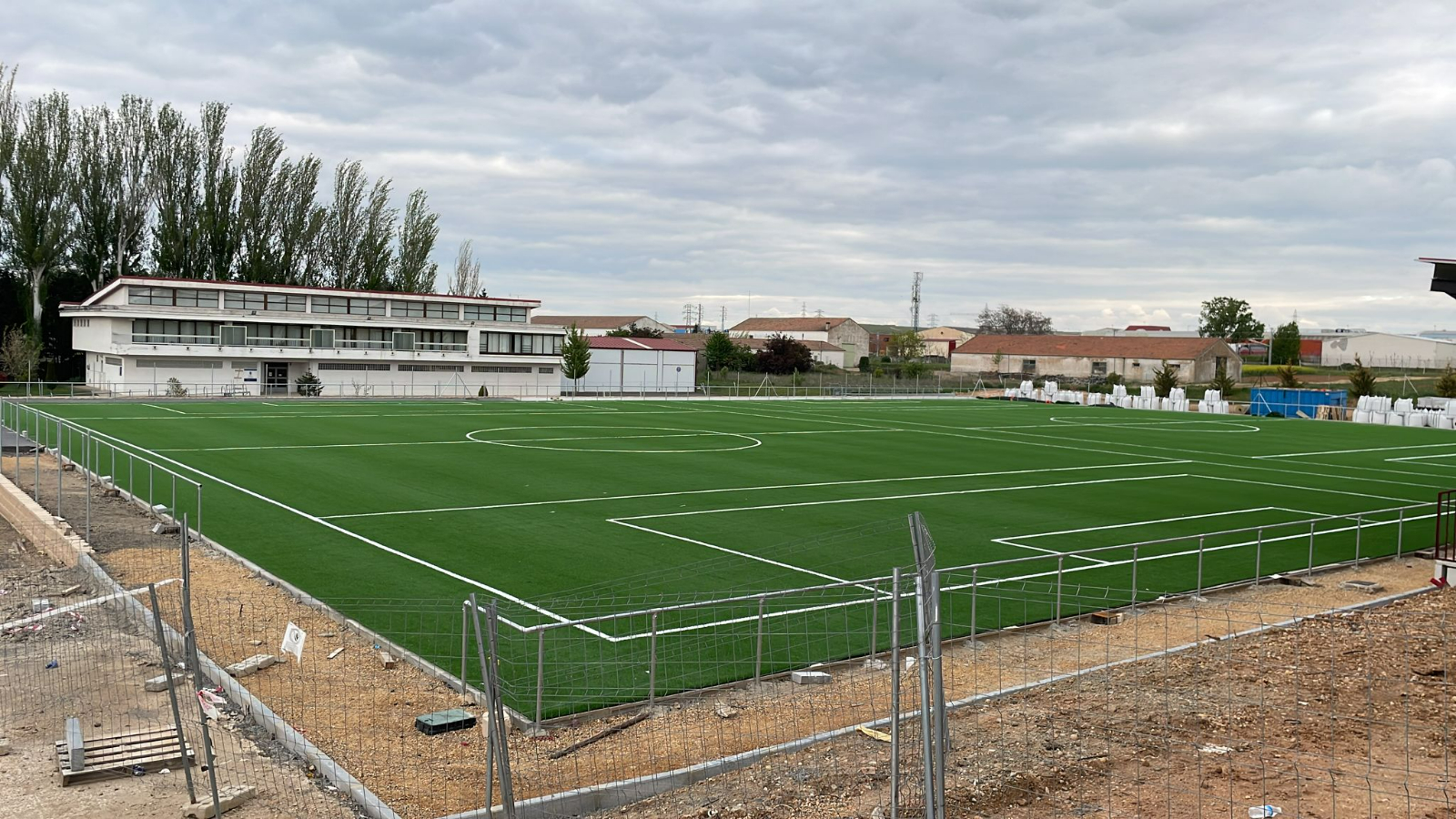 El Reina Sofía se pone guapo para el final de Liga: pruebas en las nuevas torretas y los campos de F7 ya están pintados