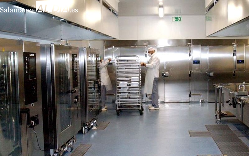 Somos muy pocos y el Hospital es enorme. El servicio de limpieza reivindica un aumento de la plantilla 