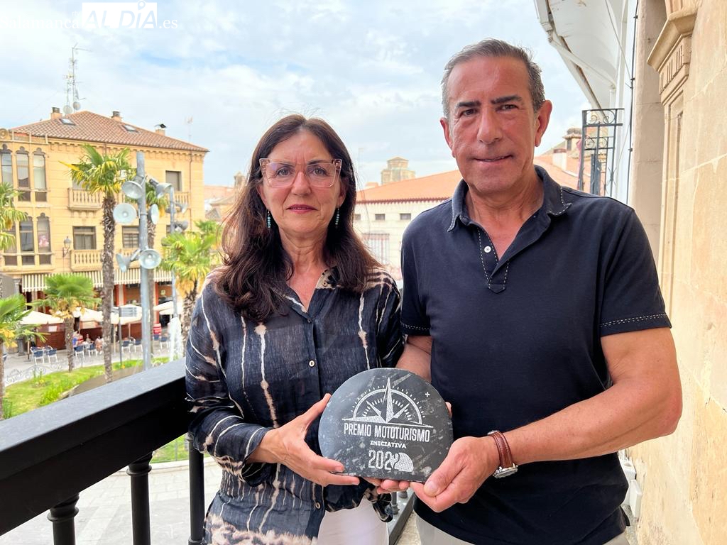 Jaime Núñez y Conchi Cosme presentan en Alba de Tormes su premio MotoTurismo 2022
