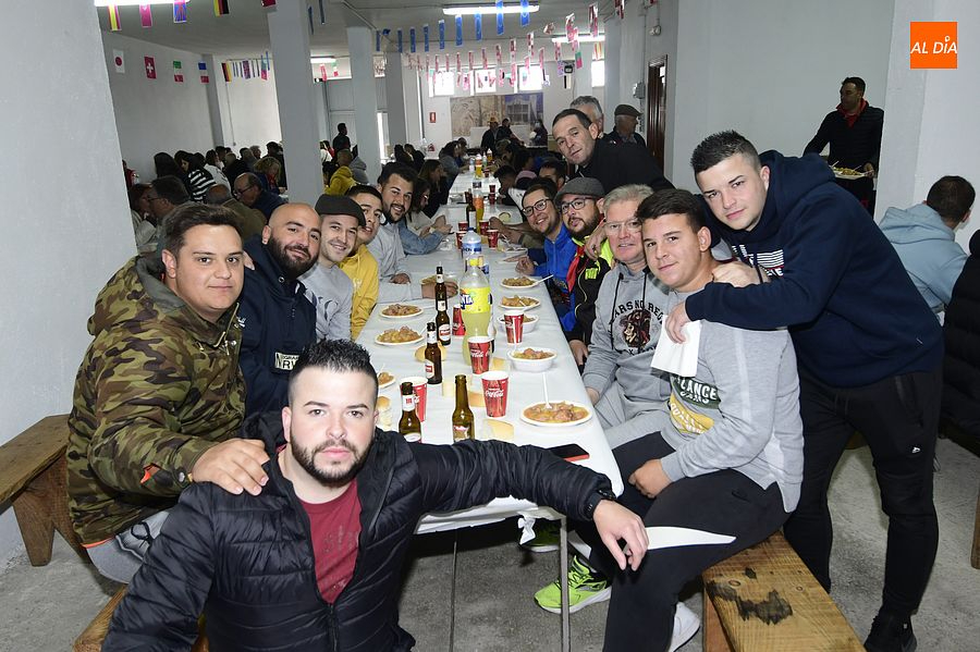 Una caldereta popular reúne de nuevo a vecinos y familiares en Saelices el Chico