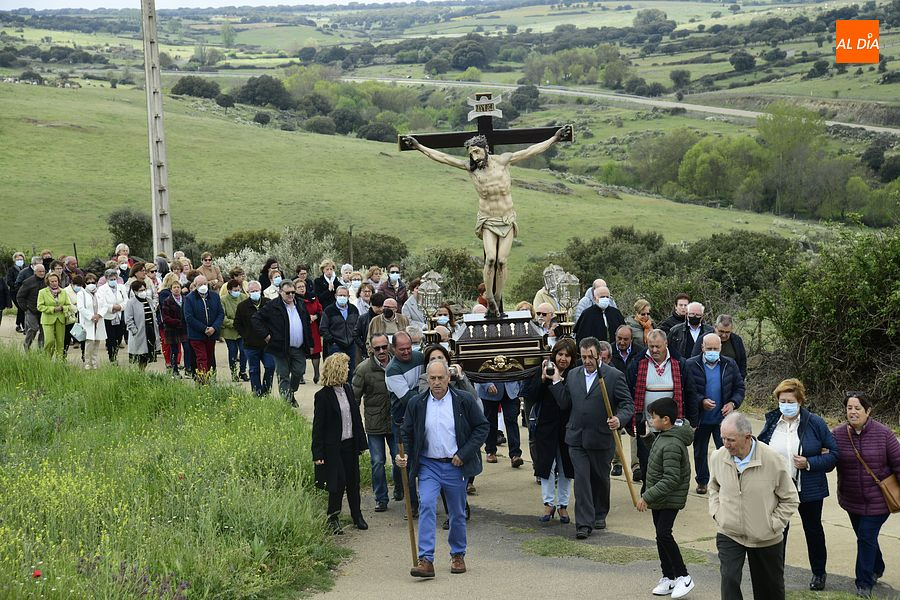 Los vecinos de El Bodón arropan al Santo Cristo en su recorrido hacia la Ermita
