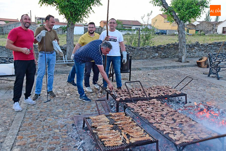 Carpio de Azaba da su pistoletazo de salida de las fiestas con una gran cena popular