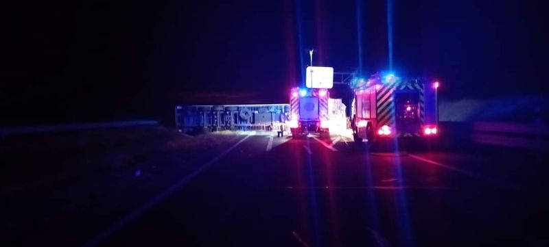 Evacuado en UVI móvil tras el espectacular vuelco de su camión en la A-66, a la altura de Montejo