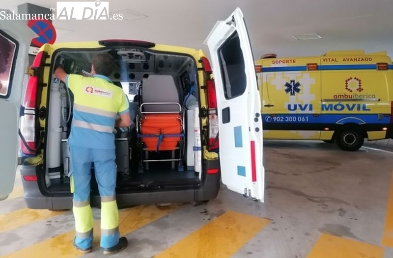 Evacuado en UVI Móvil tras el vuelco de un camión de basura en Villamayor