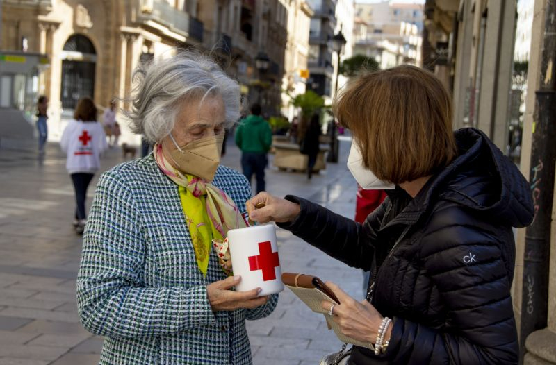 Los voluntarios de Cruz Roja viven con intensidad el Día de la Banderita