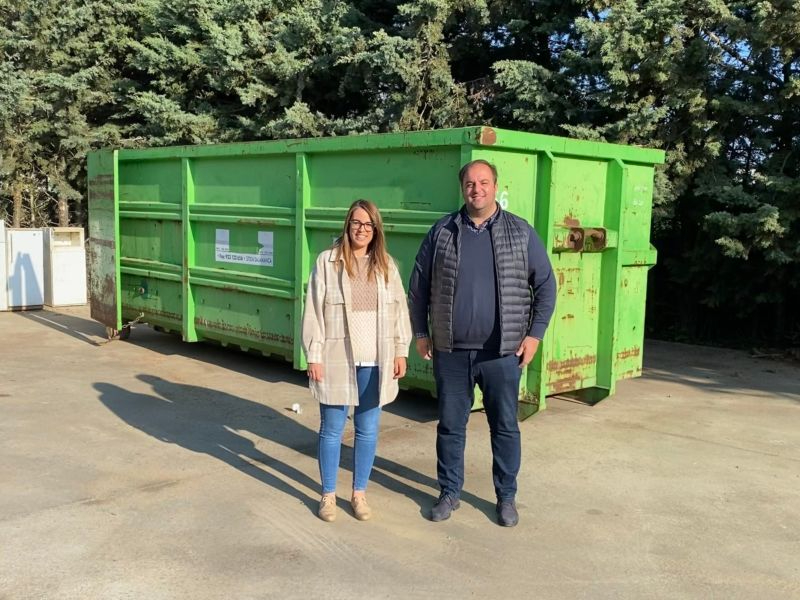 Guijuelo instala un gran contenedor de reciclaje de cartón para empresas