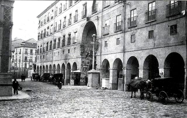 La historia de la escalera salmantina que fue transformada en urinario, tienda y oficina de turismo