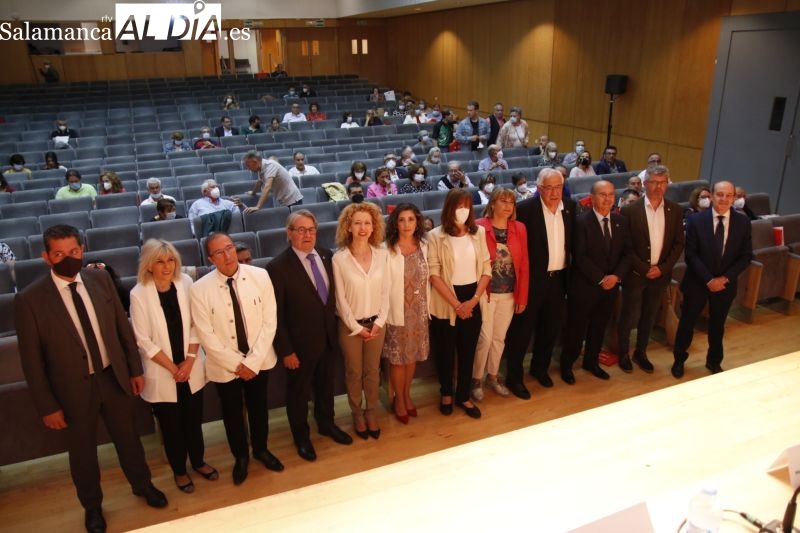 La Hermandad de Donantes de Sangre de Salamanca impone medallas a los socios más solidarios