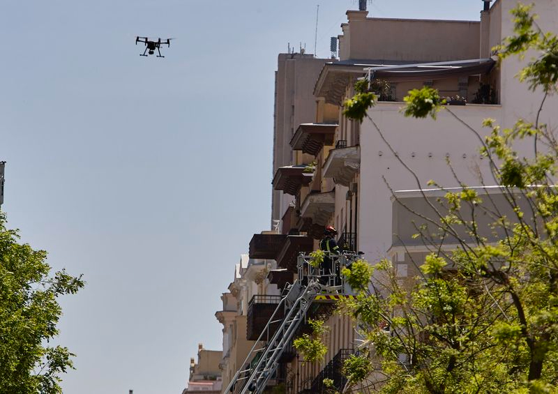 Drones de la Policía Municipal y Bomberos buscan a dos desaparecidos en el edificio explosionado en Madrid  