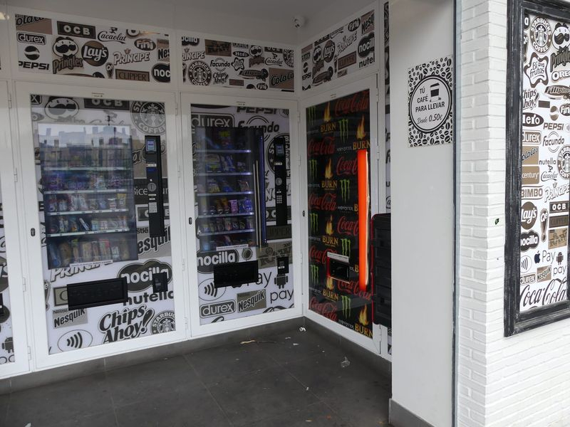 Destrozan cuatro máquinas expendedoras en la calle La Alberca para robar artículos valorados en 500 euros