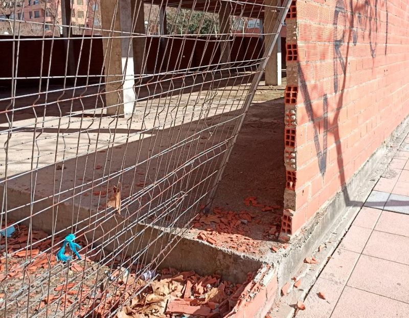 Una asociación vecinal protesta por la peligrosidad de una obra abandonada en la plaza de Valmuza