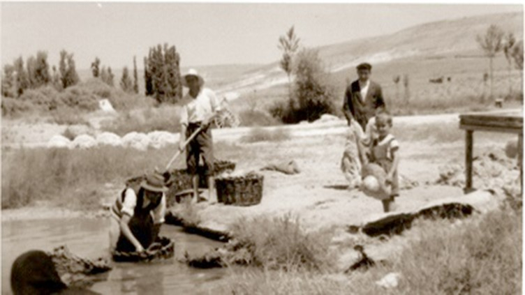La lana colchonera se lavaba la cara en el río