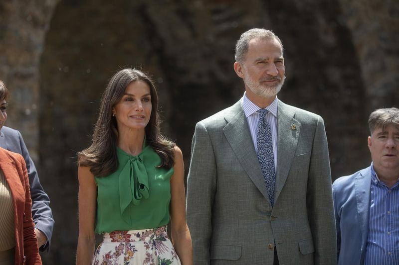 Un botijo, una pandereta y una espada tradicional, entre los regalos que recibió el Rey Felipe en 2021