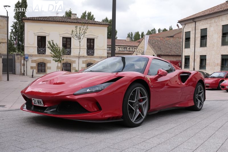 Ocho espectaculares Ferraris se lucen en Salamanca