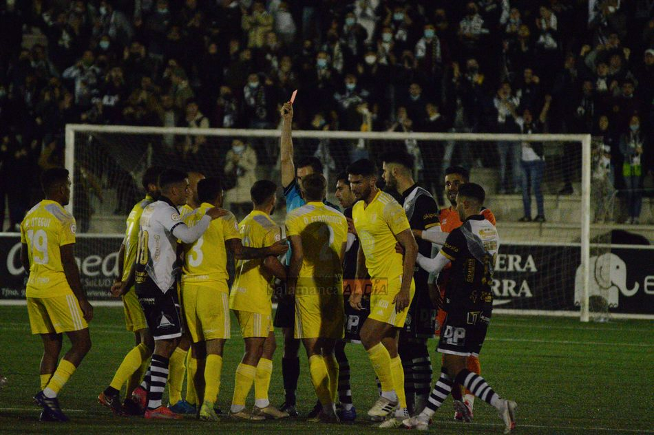 La plantilla del Badajoz, rival de Unionistas por el playoff, denuncia impagos y discriminación grave por pagar según el rendimiento