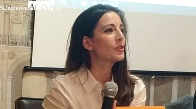 Los versos de Mónica Velasco garantizan una deliciosa velada en la Casa Lis