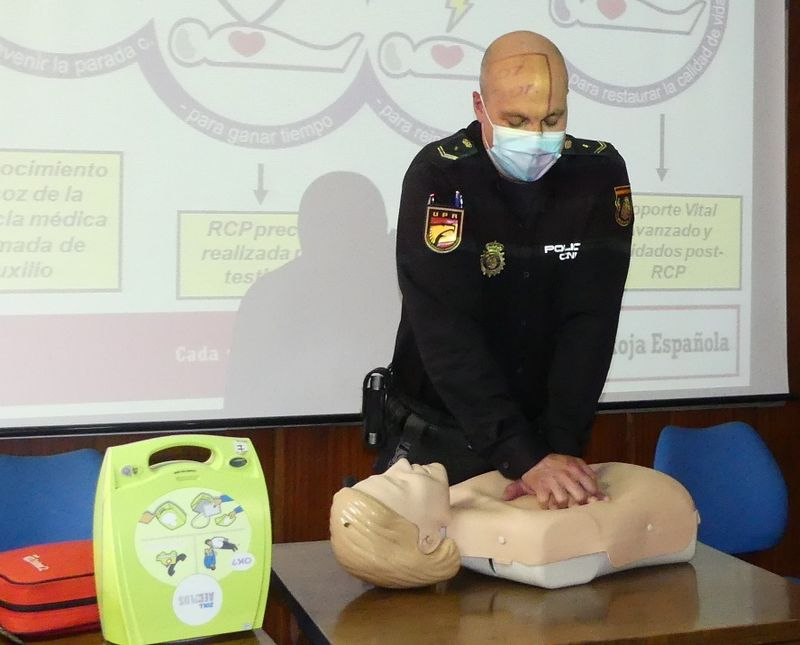 Agentes de la Policía Nacional se forman en primeros auxilios y manejo del desfibrilador 