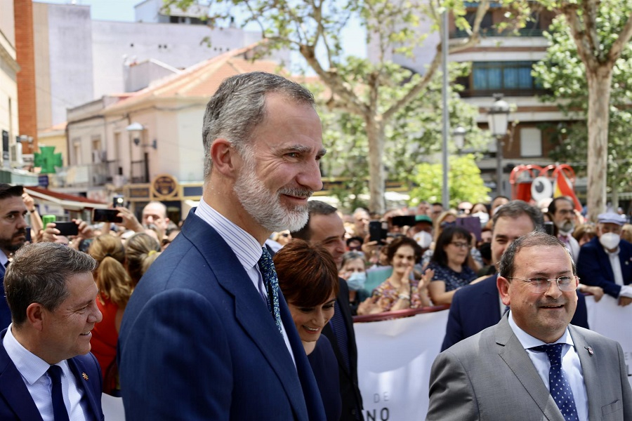 Felipe VI acuerda con el emérito verse en Madrid tras una llamada telefónica en su viaje a Abu Dabi