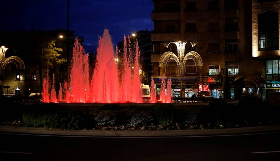 La fuente de la Puerta de Zamora se ilumina de color rojo con motivo del Día Mundial de la Cruz Roja