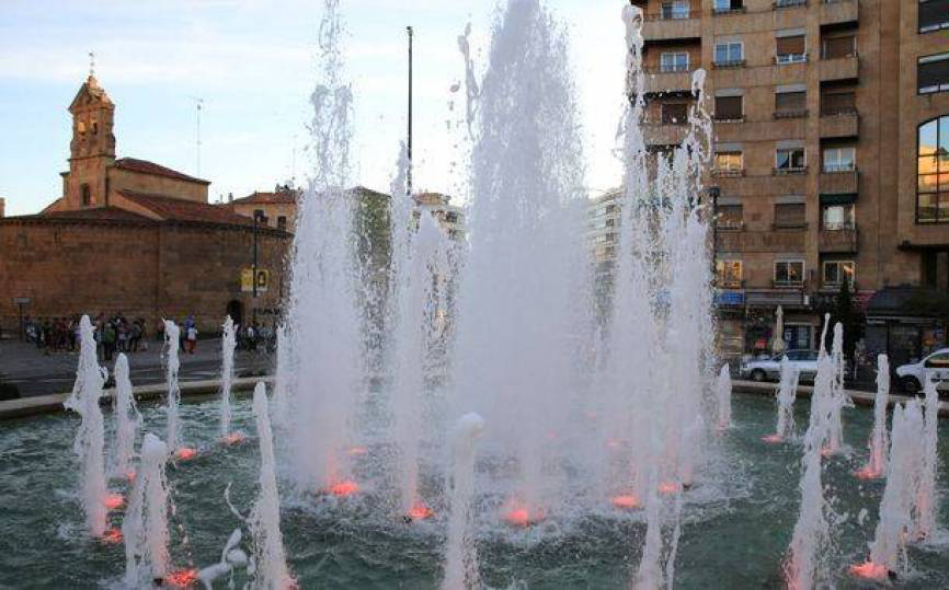 La fuente de la Puerta de Zamora de Salamanca se iluminará de color naranja por la Esclerósis Múltiple