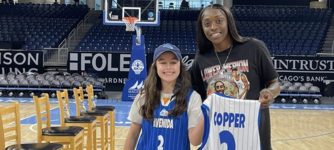 El gesto de Copper y una aficionada con el Perfumerías Avenida que arrasa desde Estados Unidos