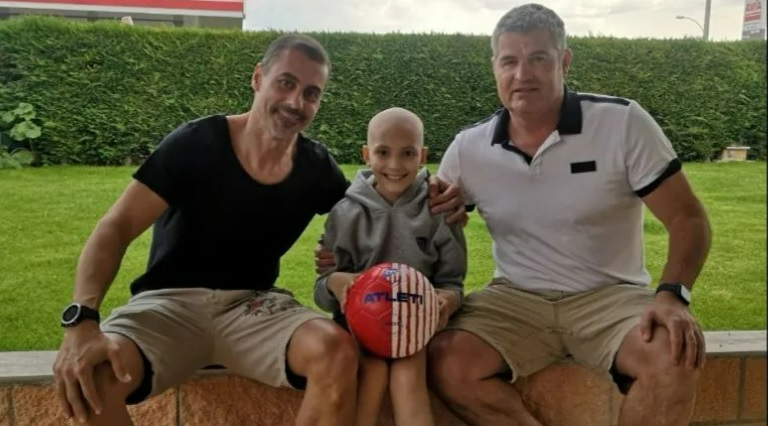 Dos del Atleti contra uno del Real Madrid: la emotiva visita que ha recibido M4RÍA en su lucha contra Ewing