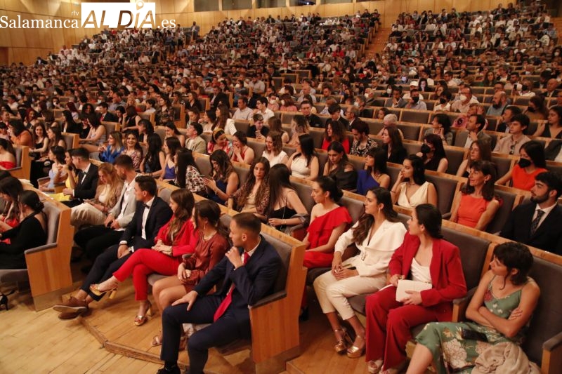 Psicología se viste de gala para celebrar la graduación de su última promoción