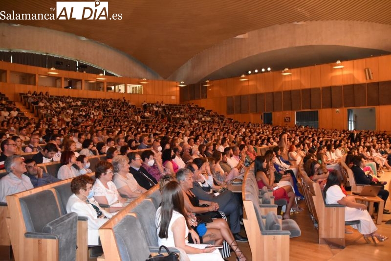 Solemne graduación de los alumnos de último curso de Enfermería