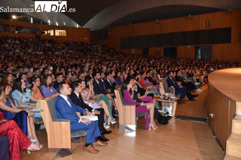 Los estudiantes de la Facultad de Medicina celebran su graduación