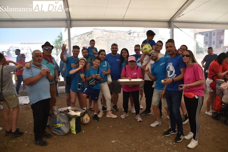 Las peñas de Villamayor disfrutan de una animada comida festiva