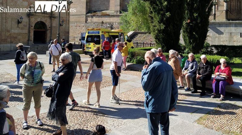 Sanitarios atienden a una turista holandesa en la plaza de Anaya