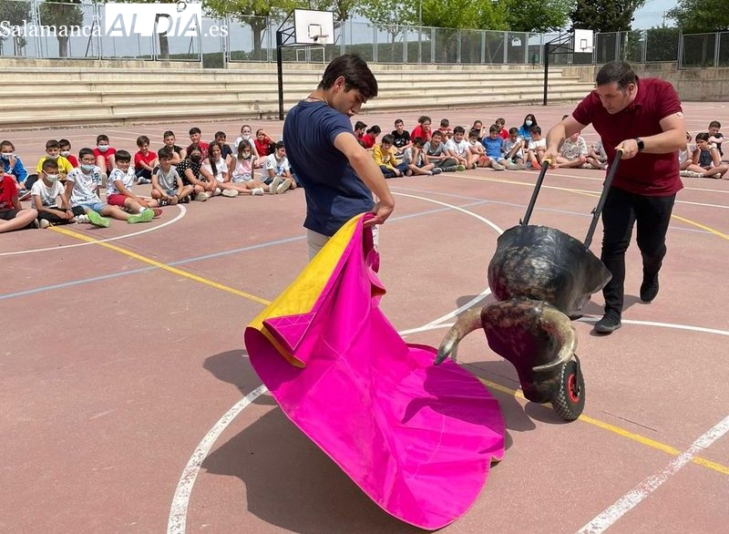 Ismael Martín vuelve a su colegio para dar una clase práctica de tauromaquia