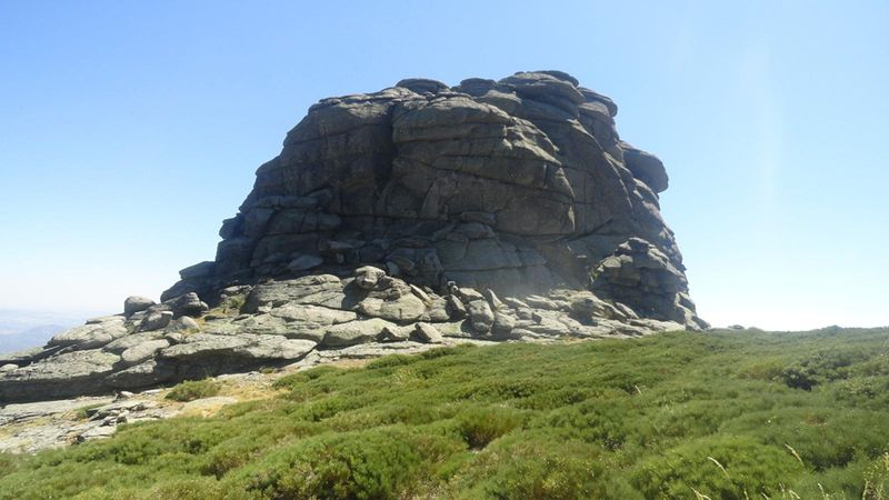 La Peña Negra de Becedas, la imponente mole de granito de la montaña bejarana 