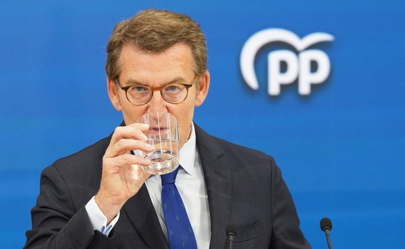 El PP de Feijóo sigue creciendo en intención de voto y casi iguala al PSOE