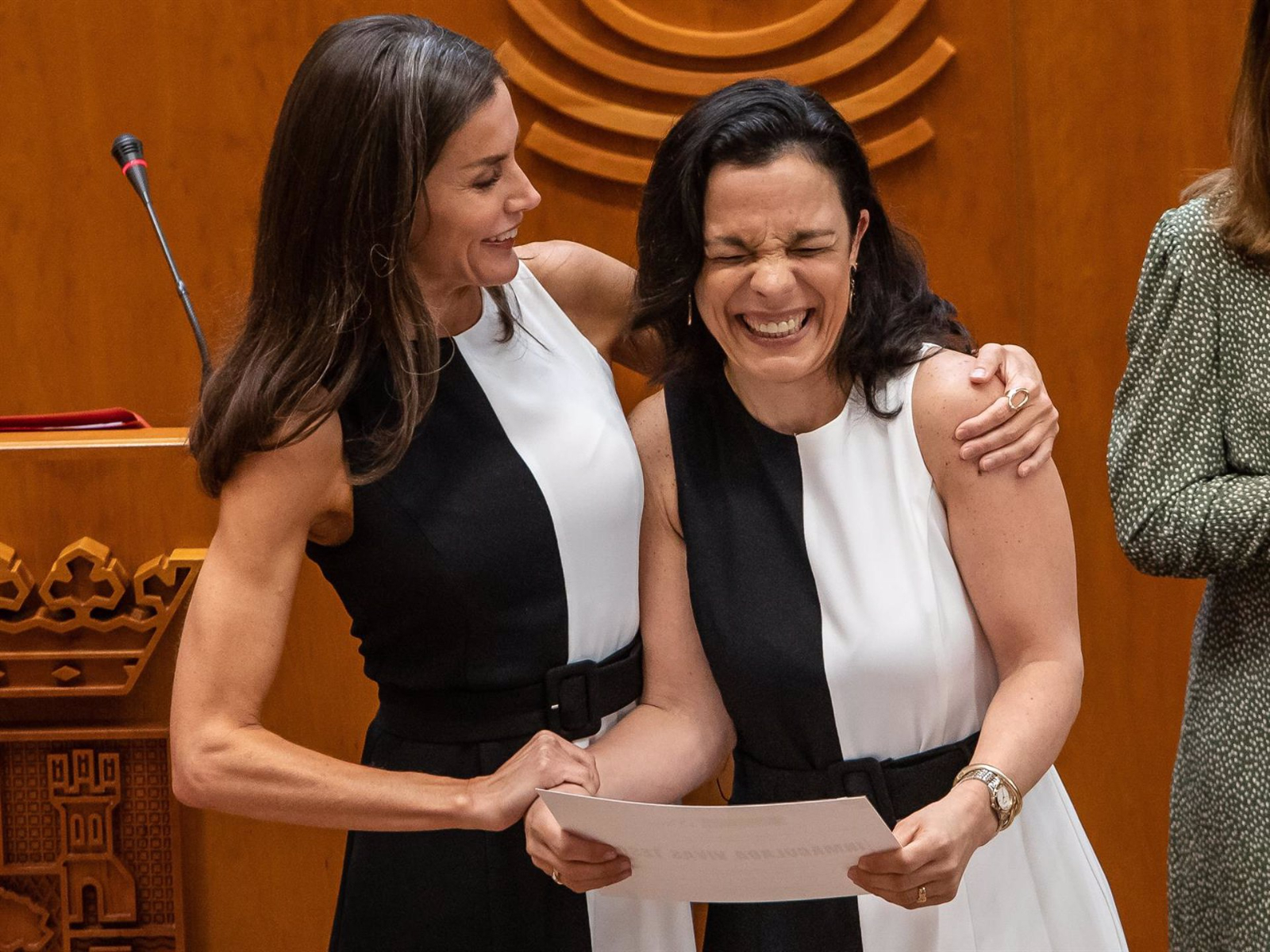 Doña Letizia, con el mismo vestido que una de las asistentes a su último acto: esta ha sido su reacción 