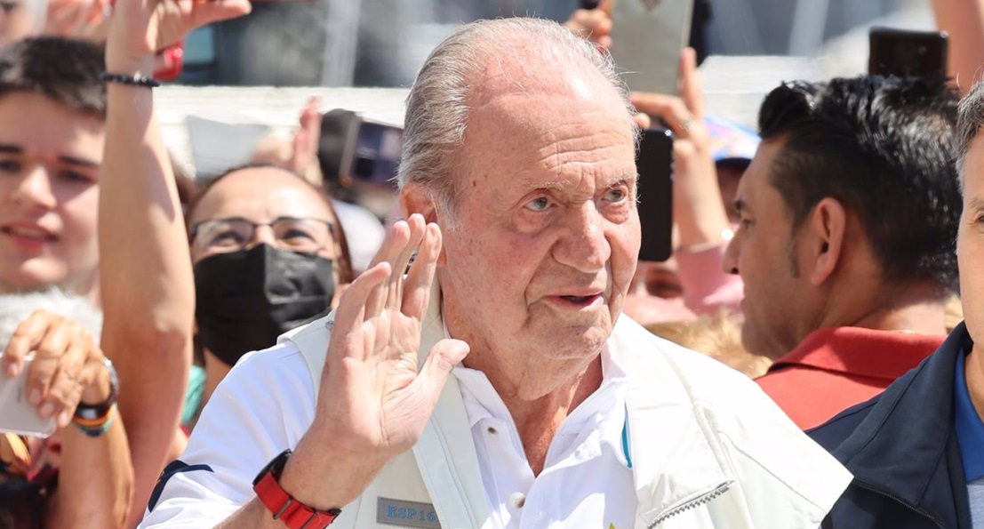 Don Juan Carlos, emocionadísimo, recibido con vítores de ¡Viva el Rey! a su llegada al Naútico de Sanxenxo