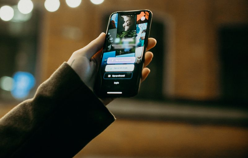 Denuncian estafas a través de aplicaciones de citas como Tinder