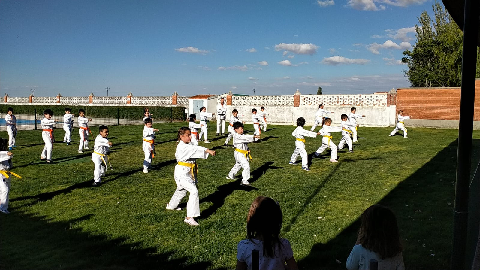 Las piscinas municipales acogen el acto fin de curso del Club Kárate Cid