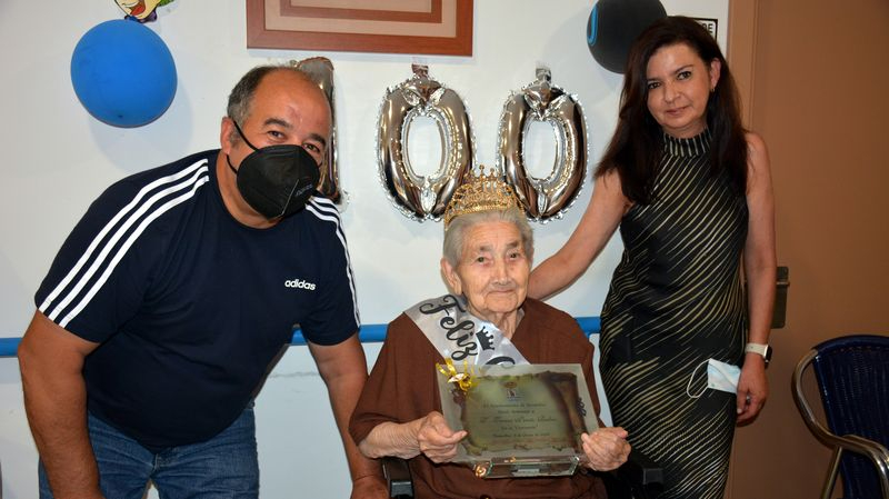 Homenaje del Ayuntamiento de Bermellar y de la residencia de Lumbrales a la centenaria Teresa Prieto Rubio