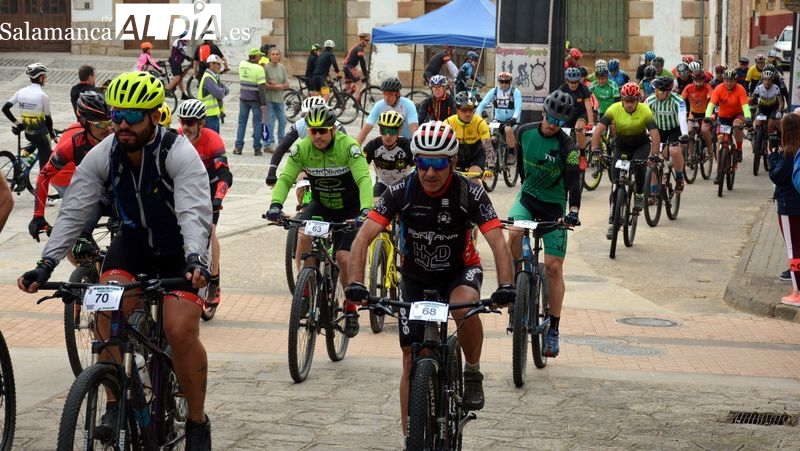 Un centenar de ciclistas disfruta de la VIII ruta cicloturista de Lumbrales