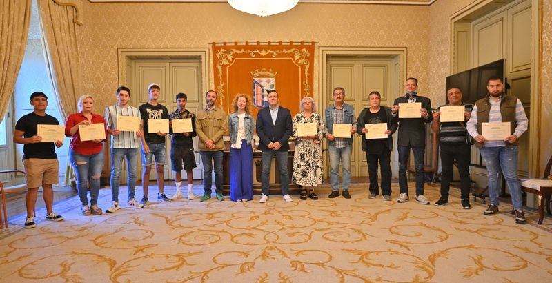 Once nuevos camareros reciben sus diplomas en el Ayuntamiento, antes de comenzar a vida laboral