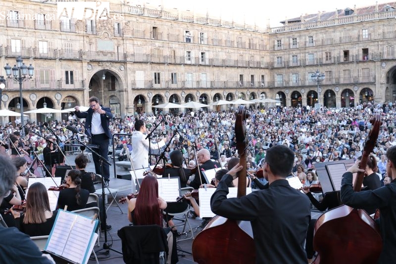 Sheila Blanco y la Joven Orquesta Sinfónica Ciudad de Salamanca llenan de música la Plaza Mayor 