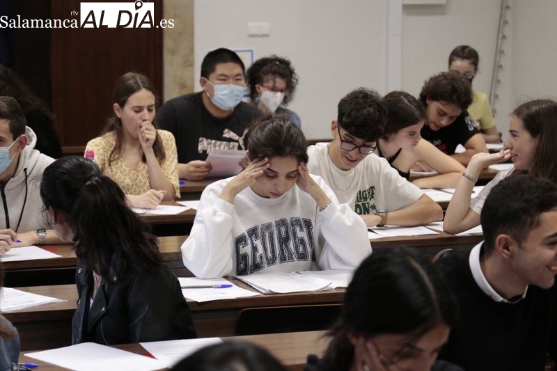 Nervios e ilusión en el comienzo de los exámenes de la EBAU en Salamanca